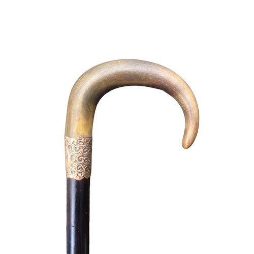 519 - A BEAUTIFUL EBONY SHAFTED HORN HANDLED 18ct GOLD BAND WALKING STICK 34