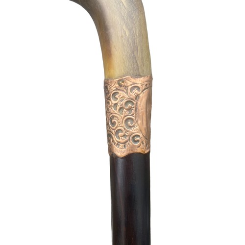 519 - A BEAUTIFUL EBONY SHAFTED HORN HANDLED 18ct GOLD BAND WALKING STICK 34