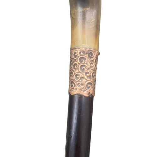 519 - A BEAUTIFUL EBONY SHAFTED HORN HANDLED 18ct GOLD BAND WALKING STICK 34