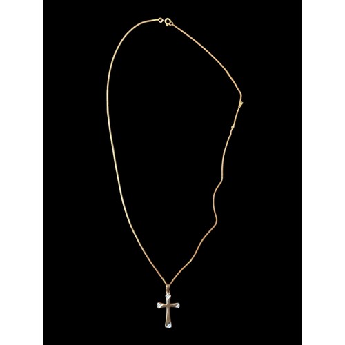 526 - A SHAPED 9CT GOLD CROSS ON A 9CT GOLD CHAIN