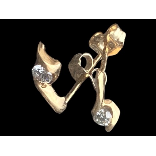 528 - A PAIR OF 18ct GOLD SMALL DROP EARRINGS EACH WITH A SINGLE DIAMOND 0.2ct TOTAL