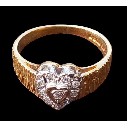 530 - AN 18ct GOLD RING WITH A HEART SHAPED CENTRE WITH 10 SMALL DIAMONDS SET IN 18ct WHITE GOLD  SIZE L/M