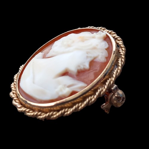 532 - 9ct GOLD OVAL CAMEO BROOCH WITH TWIST ROPE EDGE 4.06grm