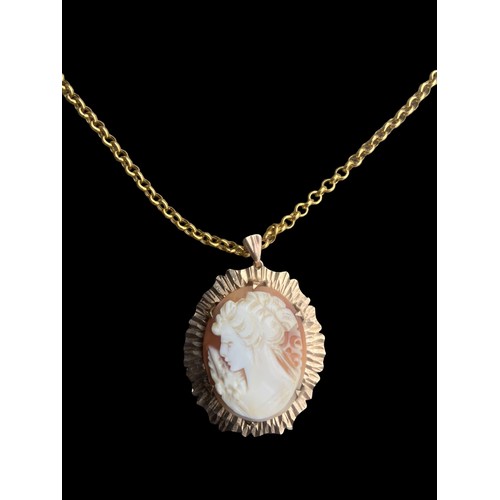 574 - A 9CT GOLD QUALITY LOOP LINK CHAIN WITH A 9CT GOLD MOUNTED CAMEO PENDANT