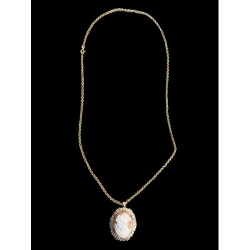 574 - A 9CT GOLD QUALITY LOOP LINK CHAIN WITH A 9CT GOLD MOUNTED CAMEO PENDANT