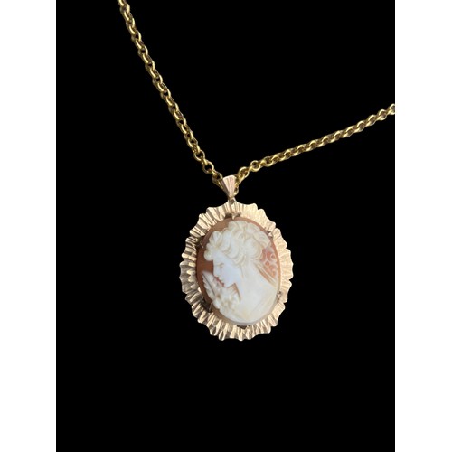 574 - A 9CT GOLD QUALITY LOOP LINK CHAIN WITH A 9CT GOLD MOUNTED CAMEO PENDANT