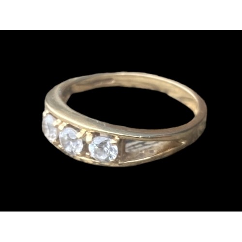 545 - 14ct GOLD 3 CZ STONE RING