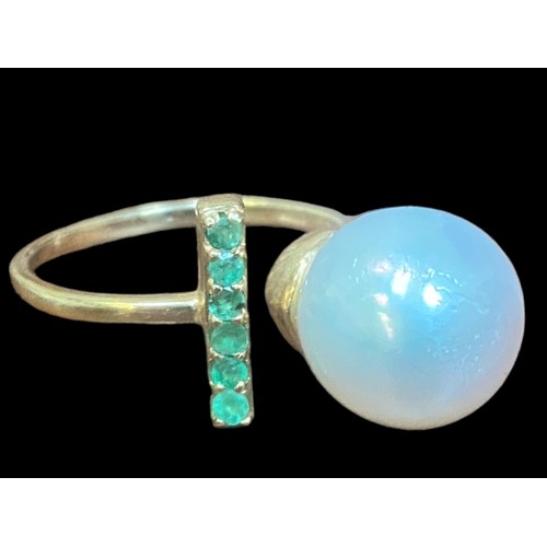 548 - A QUALITY UNIQUE 9CT GOLD EMERALD RING SET WITH A LARGE PEARL