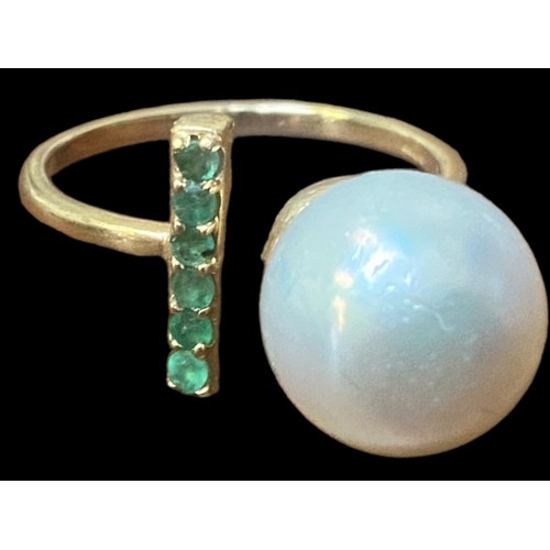 548 - A QUALITY UNIQUE 9CT GOLD EMERALD RING SET WITH A LARGE PEARL