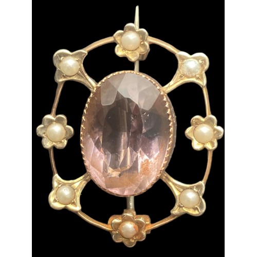 552 - A BEAUTIFUL ANTIQUE 9CT GOLD BROOCH SET WITH AN AMETHYST & PEARLS