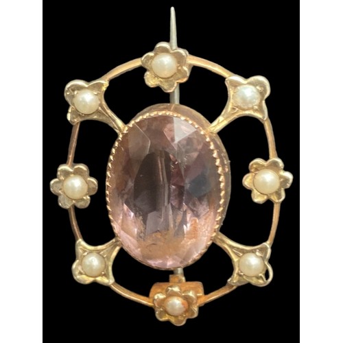 552 - A BEAUTIFUL ANTIQUE 9CT GOLD BROOCH SET WITH AN AMETHYST & PEARLS