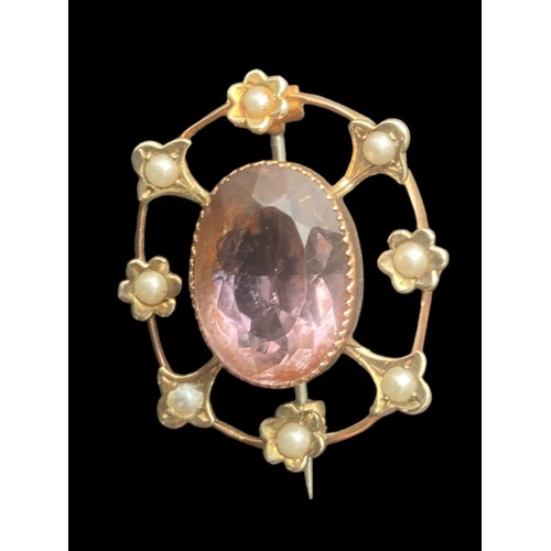 552 - A BEAUTIFUL ANTIQUE 9CT GOLD BROOCH SET WITH AN AMETHYST & PEARLS