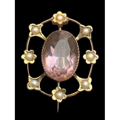 552 - A BEAUTIFUL ANTIQUE 9CT GOLD BROOCH SET WITH AN AMETHYST & PEARLS