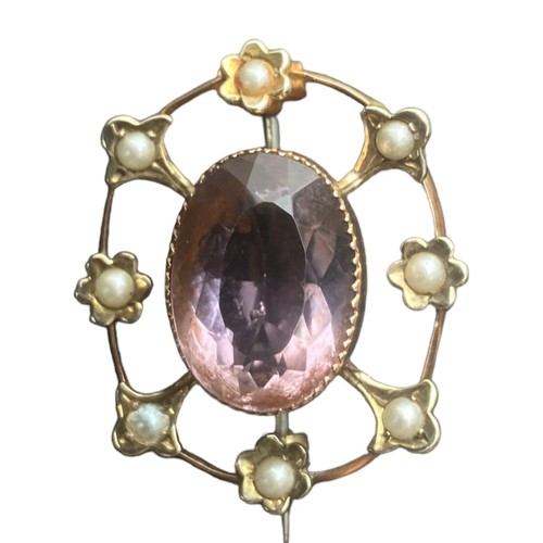 552 - A BEAUTIFUL ANTIQUE 9CT GOLD BROOCH SET WITH AN AMETHYST & PEARLS