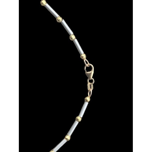 559 - A 9ct GOLD BALL AND BAR LINK NECKLACE