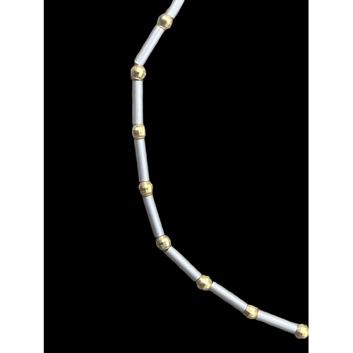 559 - A 9ct GOLD BALL AND BAR LINK NECKLACE