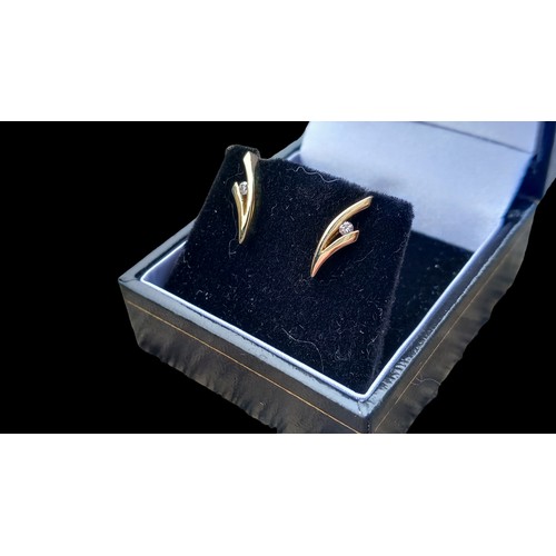 570 - 9ct TWO BAND CURVED EARRINGS SET WITH A SINGLE DIAMOND 1.88gms