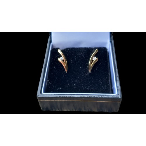 570 - 9ct TWO BAND CURVED EARRINGS SET WITH A SINGLE DIAMOND 1.88gms