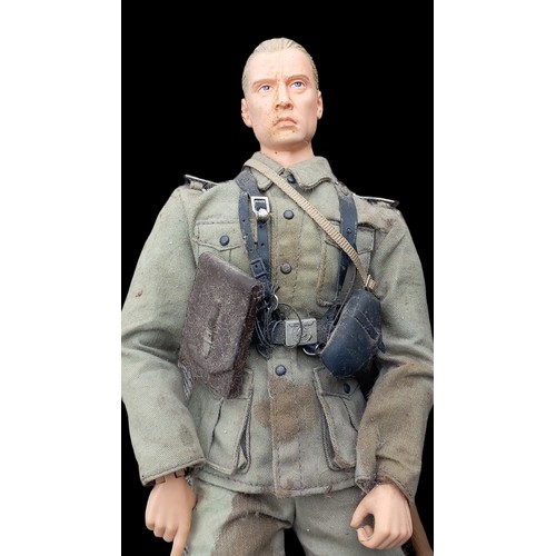 658 - 2 VINTAGE ARMY MEN FIGURINES (ACTION MAN STYLE)