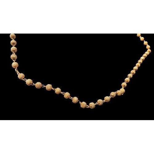 670 - A GOLD TONE BALL NECKLACE