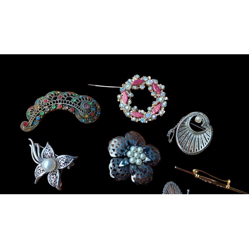 671 - 10 VINTAGE BROOCHES