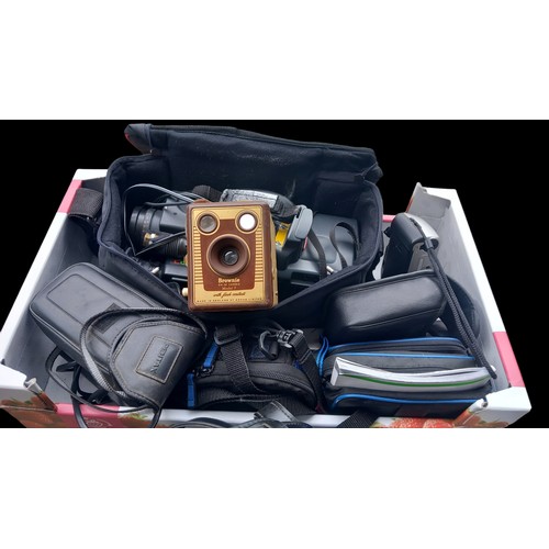 5 - A MIXED LOT OF VINTAGE CAMERAS ETC