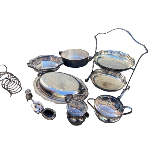 117 - A MIXED LOT OF SILVER PLATED WARE