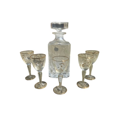 135 - A SET OF 5 GOLD RIMMED CORDIAL GLASSES WITH A LEAD GLASS DECANTER