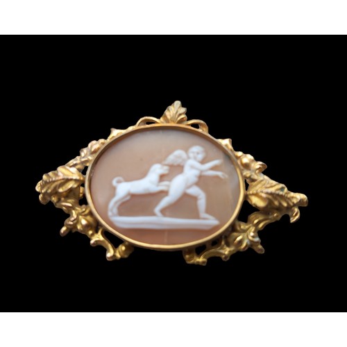 165 - A VINTAGE YELLOW METAL CAMEO BROOCH