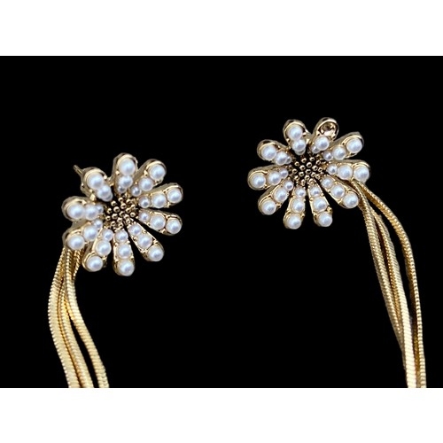 176 - A PAIR OF UNIQUE SILVER GOLD PLATED DAISY EARRINGS WITH LONG DROPS SET WITH PEARLS