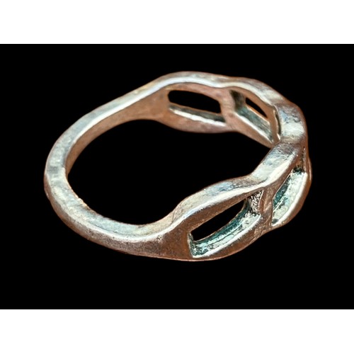 189 - AN OPENWORK SILVER RING