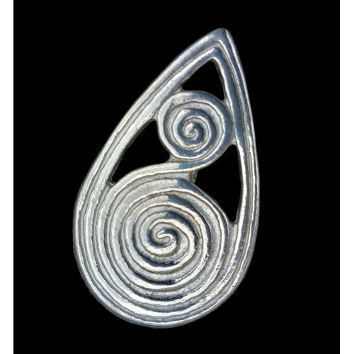 192 - A MIXED PEWTER CELTIC BROOCH