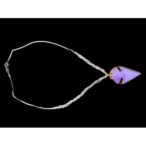 202 - AN EYE CATCHING NATURAL AMETHYST PENDANT ON AN ORNATE SILVER CHAIN