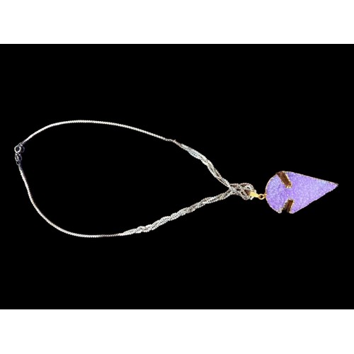 202 - AN EYE CATCHING NATURAL AMETHYST PENDANT ON AN ORNATE SILVER CHAIN