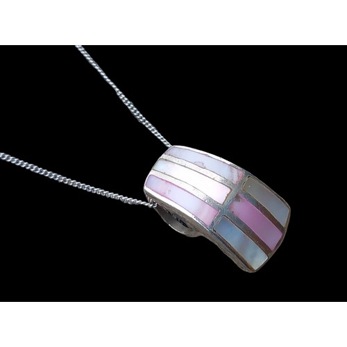 204 - A SILVER MOTHER OF PEARL PENDANT ON A SILVER CHAIN