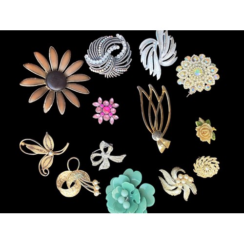 218 - SELECTION OF COSTUME BROOCHES