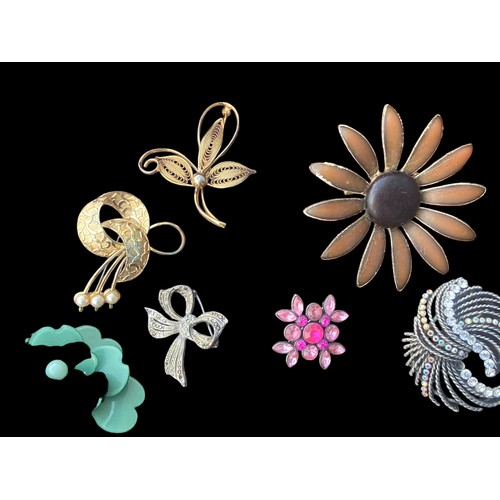 218 - SELECTION OF COSTUME BROOCHES