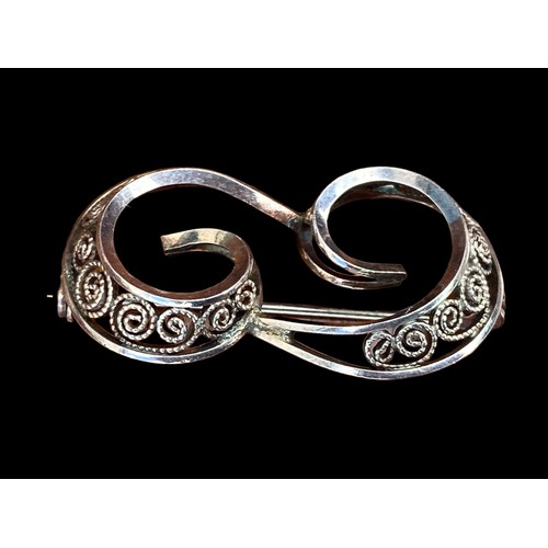 221 - A SILVER BROOCH