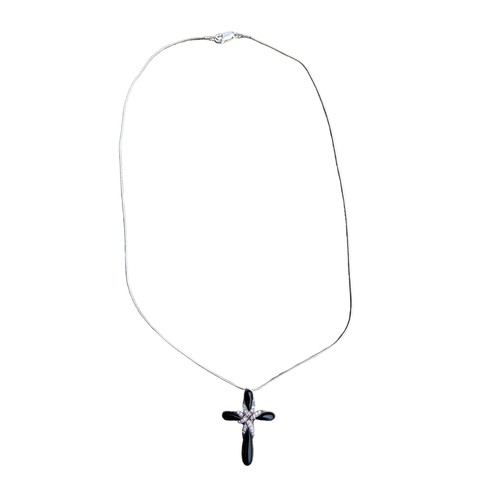 226 - A BEAUTIFUL JET & GEM SET SILVER CROSS ON A SILVER CHAIN