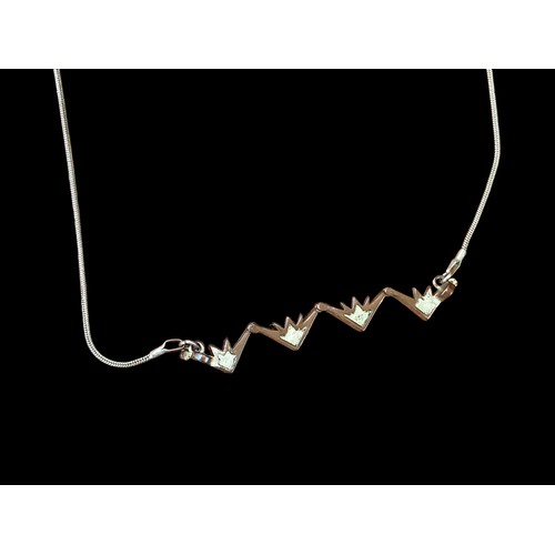 259 - A SILVER AND COPPER DESIGN NECKLACE