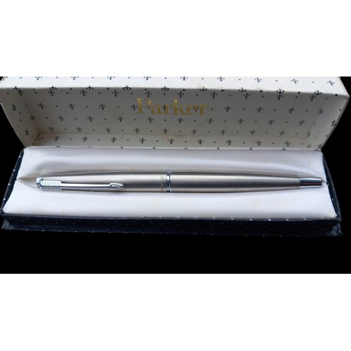 264 - A VINTAGE STAINLESS STEEL PARKER PEN IN ORIGINAL BOX