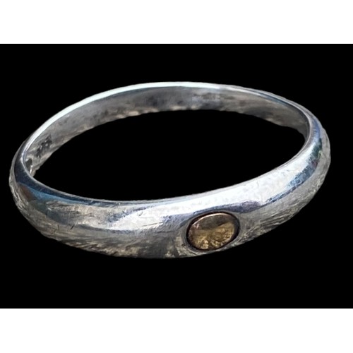 276 - A SILVER RING WITH A GOLD INSET