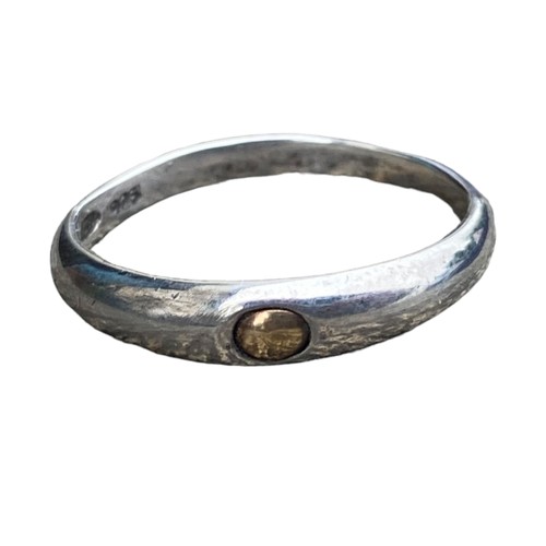 276 - A SILVER RING WITH A GOLD INSET