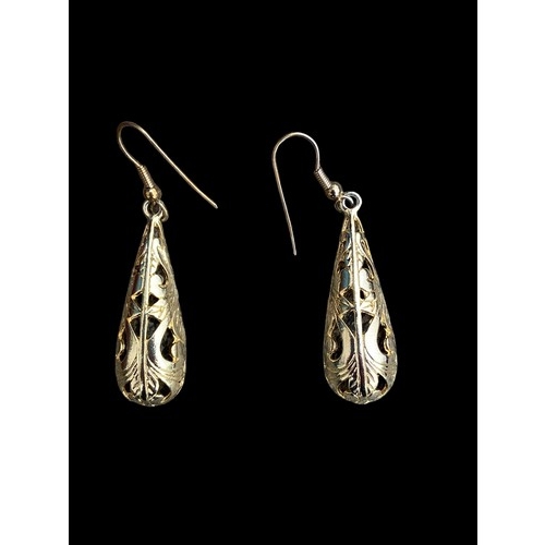 252 - A LARGE ONRATE OPENWORK GOLD PLATED SILVER EARRINGS