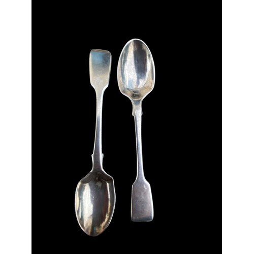 285 - A PAIR OF VICTORIAN LONDON SILVER SHAPED TEA/CADDY SPOONS 37.4G