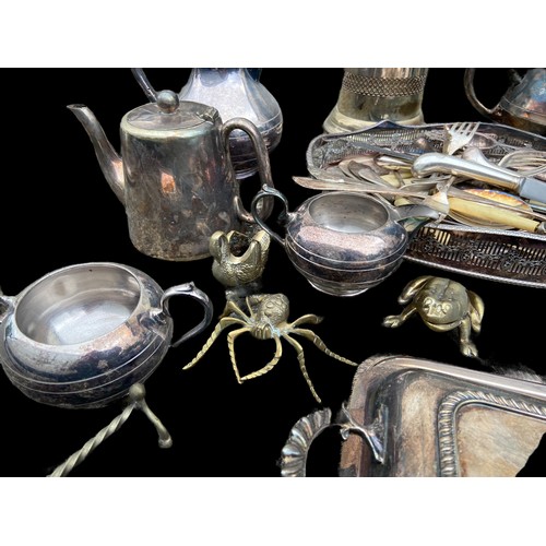 395 - A MIXED LOT OF GOOD QUALITY SILVER PLATED WARE & BRASS (TO INCLUDE CUTLERY)