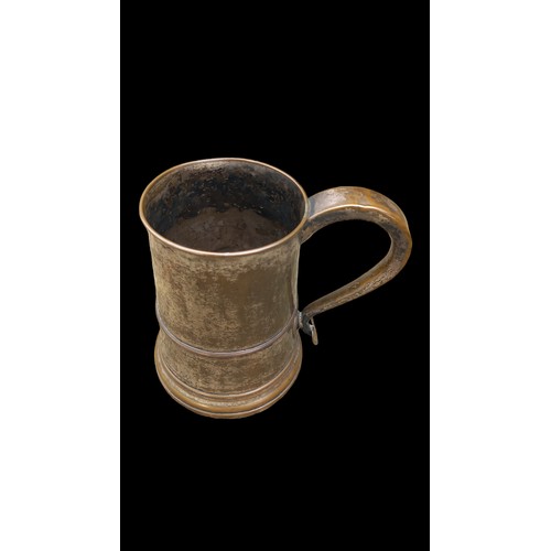 463 - A LARGE COPPER TANKARD ON WOODEN BASE 6.5