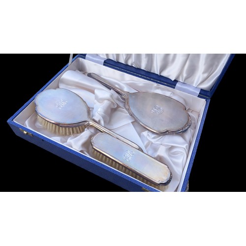 500 - 1924 BIRMINGHAM SILVER LADIES BRUSH SET IN FITTED CASE