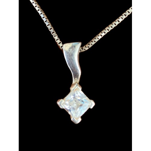 501 - A DESIGNER SHAPED SILVER SOLITAIRE PENDANT ON SILVER CHAIN