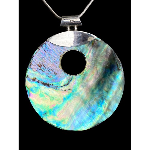 504 - A STUNNING DOUBLE SIDED ABOLONE SHELL & SILVER PENDANT ON A SILVER CHAIN